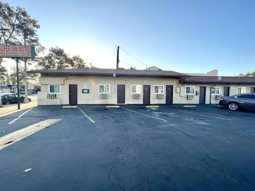 Super Inn motel By Downtown Pomona