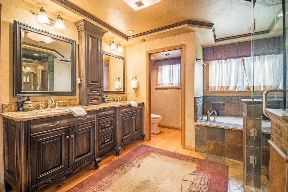 Water's Edge Estate by Avantstay Large Lakefront Cabin w/ Dock and Hot Tub