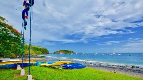 Beautiful Ground Floor Condo Close To Beach #33!