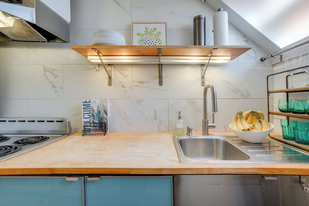 2 Mi to Dtwn: Boston Townhome Near Beaches