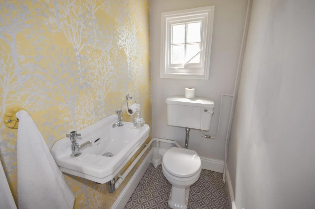 Arden Villa sleeps 8 close to golden beach of Ryde