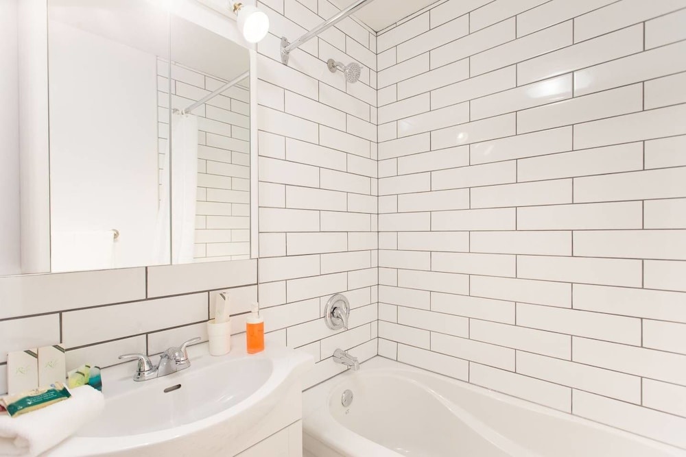 Charming Montreal 3 bdr Apartment Next to Subway