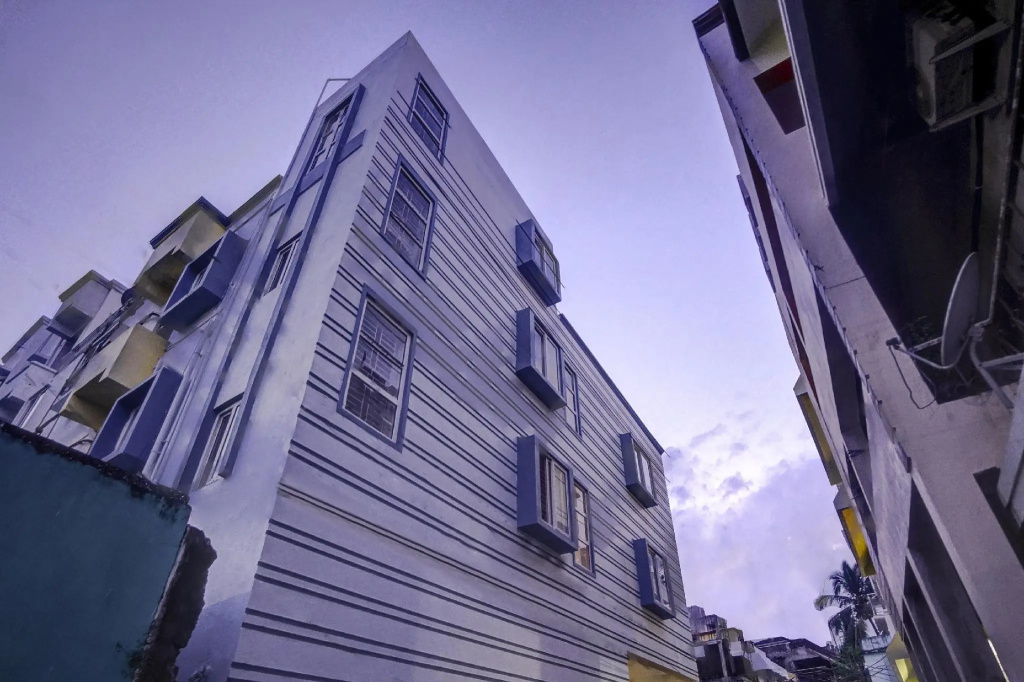 OYO 81587 Luxurious Stay near Railway Station