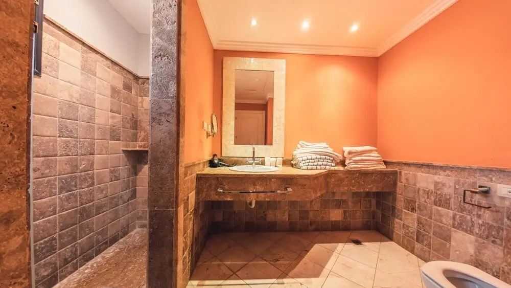 Bright and Open Apartment at Fishing Lodge w Private Parking B16