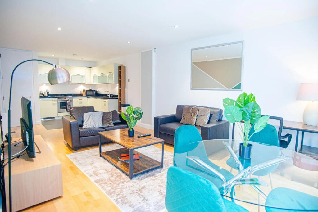 Spacious One Bed Apartment w Balcony in Farringdon