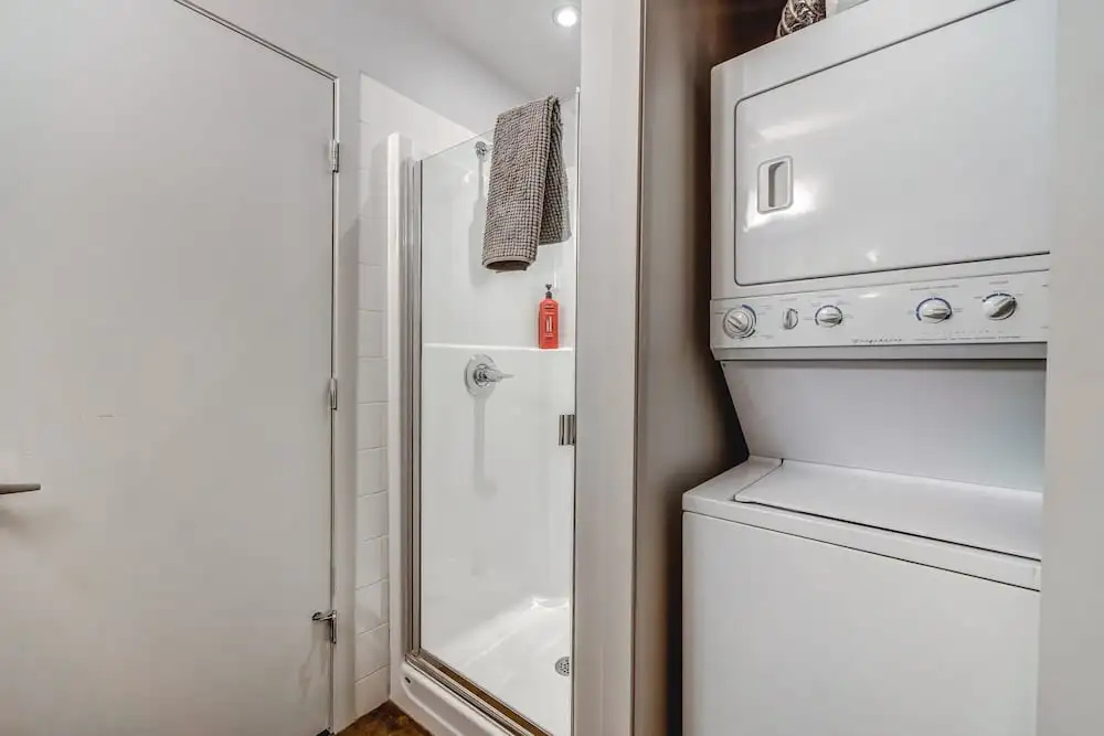 Elegant 2BR Condostunning Downtown Views