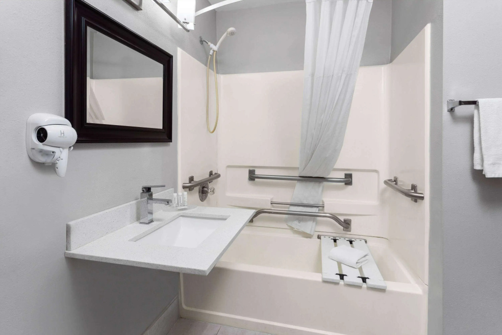 Days Inn & Suites by Wyndham Sellersburg