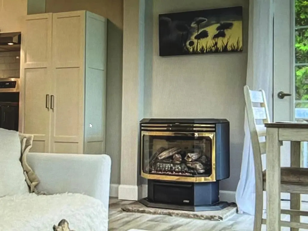 Beachy Chic-Completely renovated- Steps to the Beach