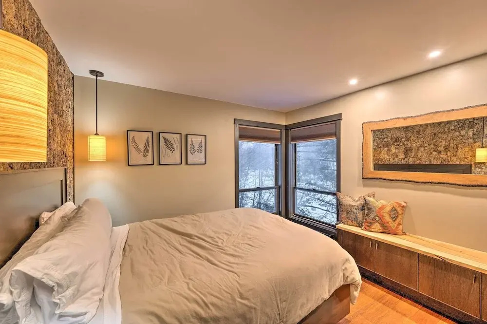 Riverfront Lincoln Condo: 1 Mi to Loon Mountain!