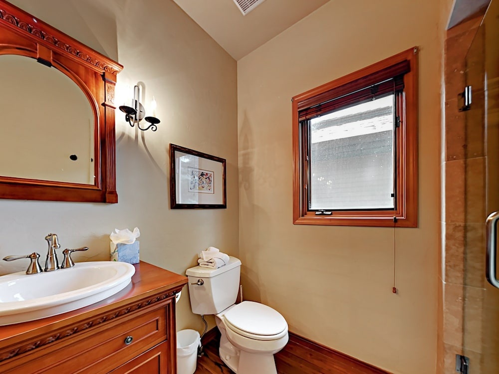 Window-lined  With Hot Tub 4 Bedroom Home