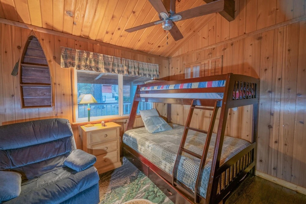 Big Wood Pines - Relaxing Home With A Large Fenced Yard For Your Furry Friends To Enjoy! 3 Bedroom Home