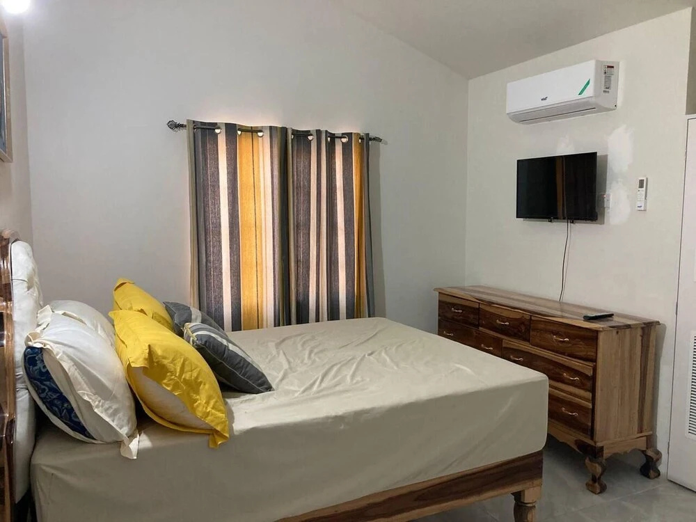 Sleeps 4 With Free Parking, 15-min to Beach