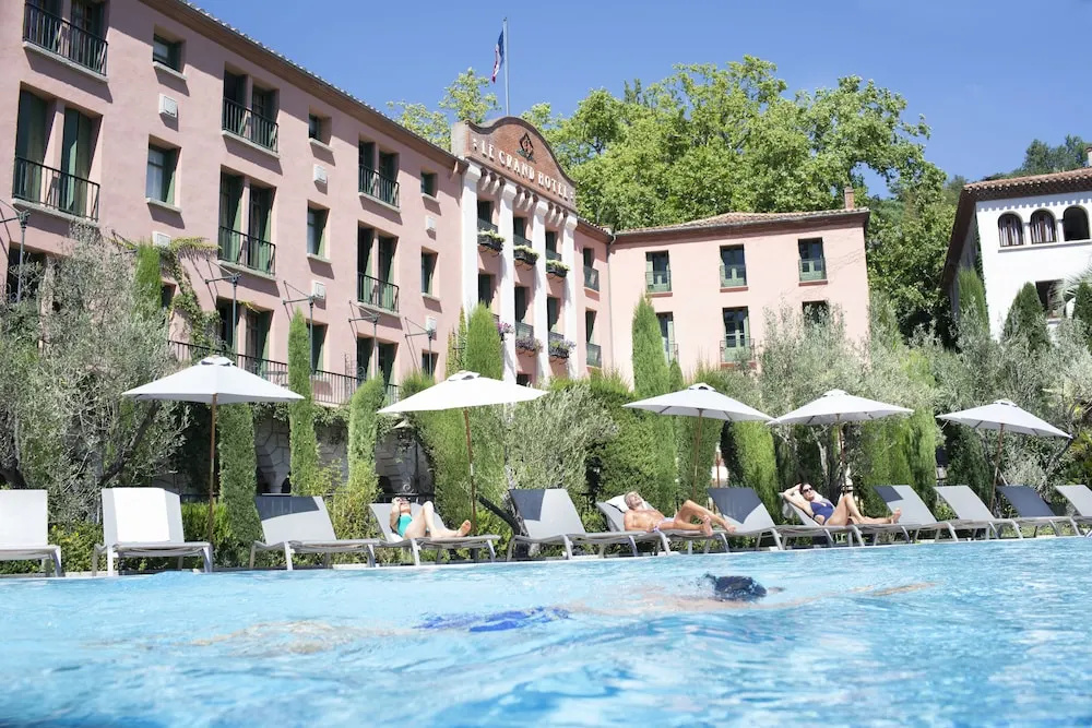 Les Pyrénées - le Grand Hôtel & le Château