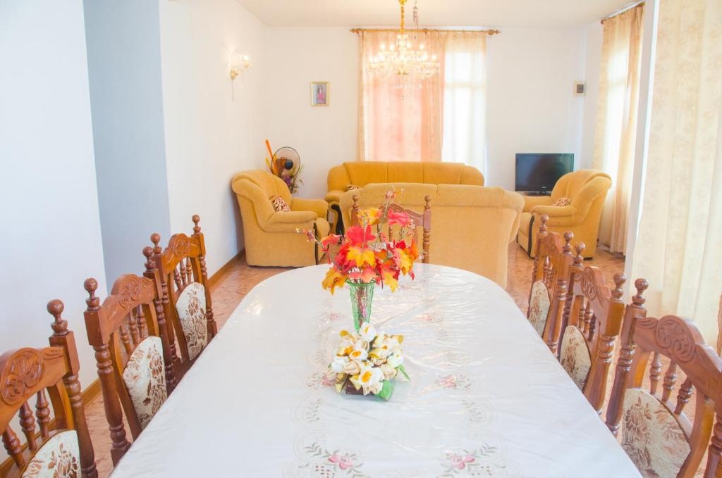 La Caverna House