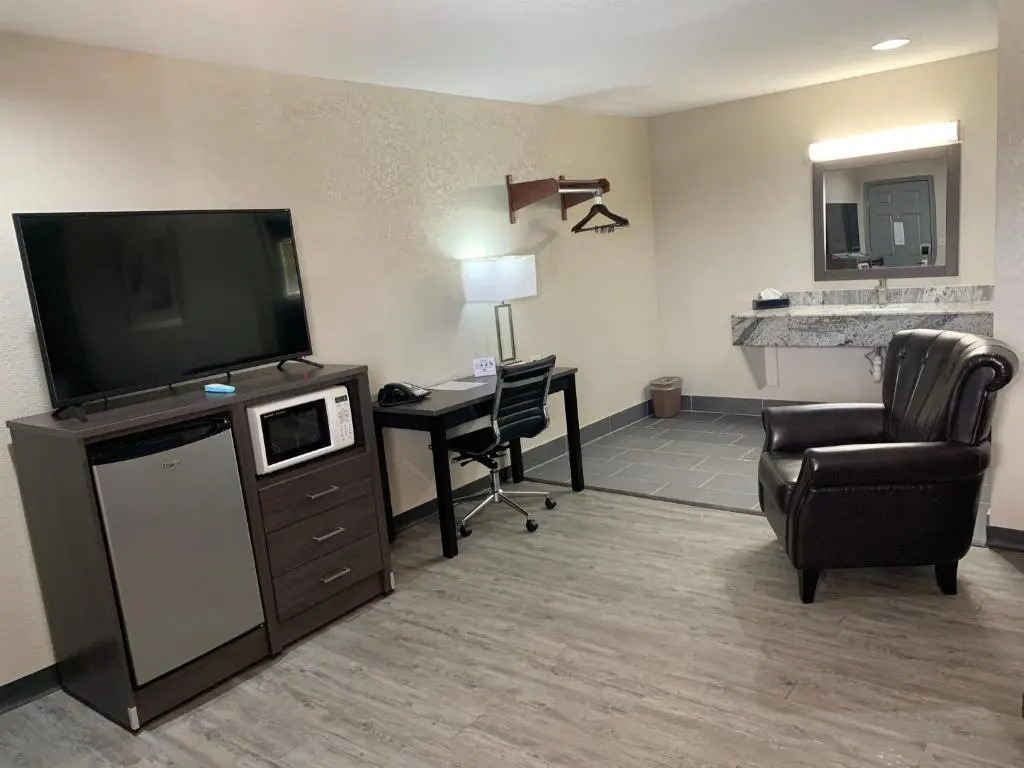 Crescent Park Motel & Suites