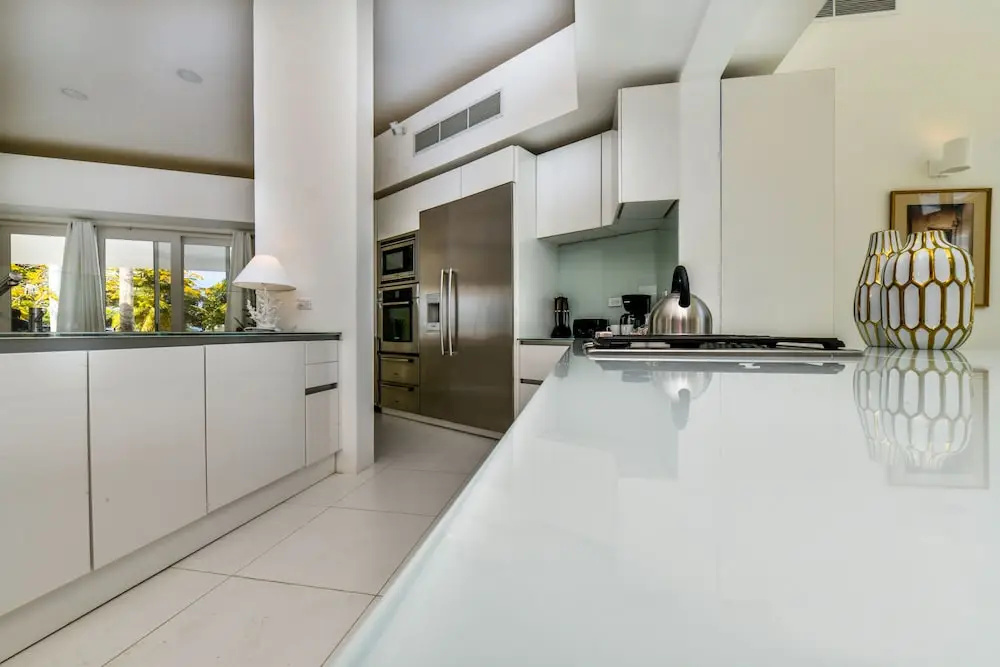 Ocean Front 7-bedroom 7-bath Sunset Views Malmok!