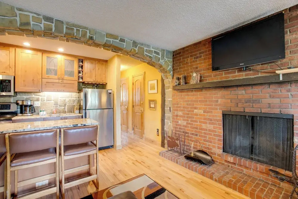Pool & 3 Hot Tubs: Winter Park Condo on Bus Line
