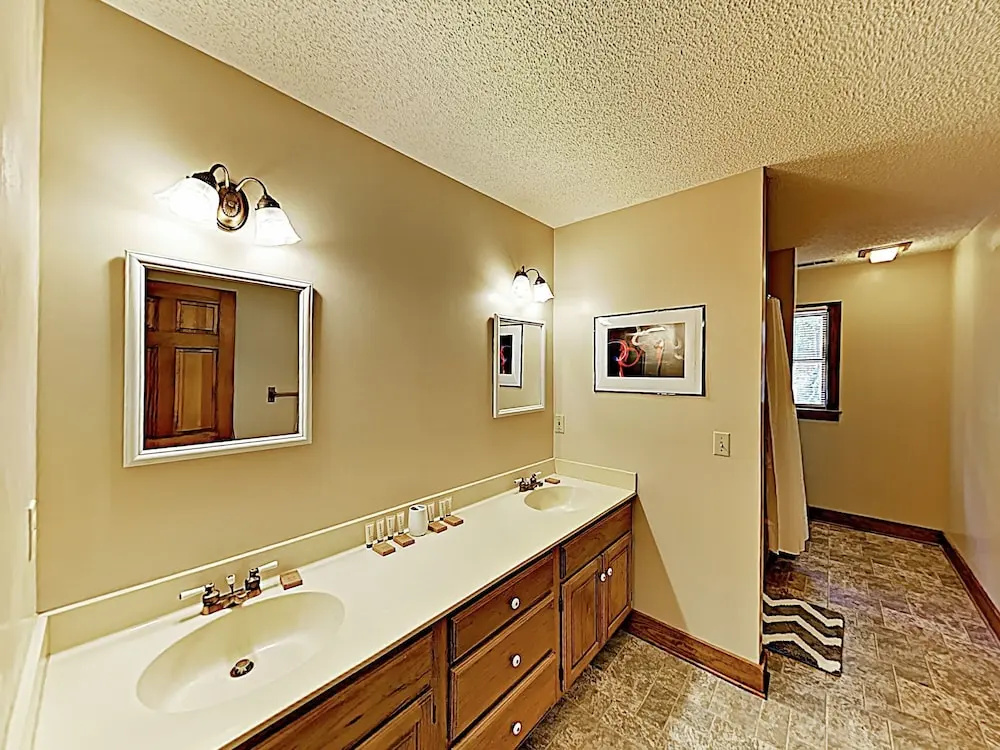New Listing! Exquisite Country Hideaway W/ Pool 4 Bedroom Home