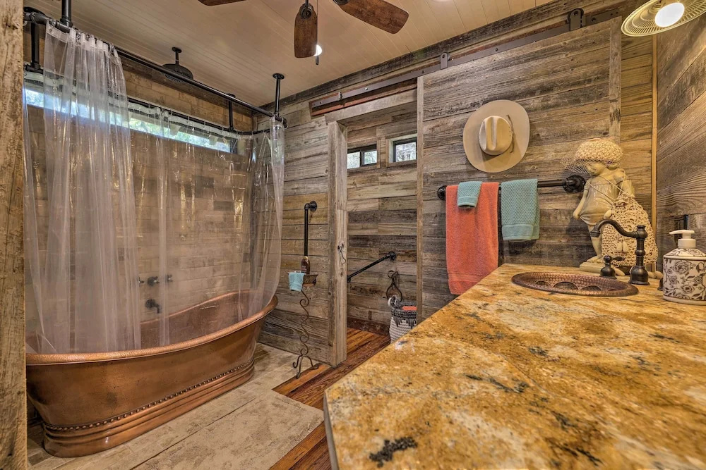 'horse Thief Inn' Cabin Retreat w/ Deck & Hot Tub!