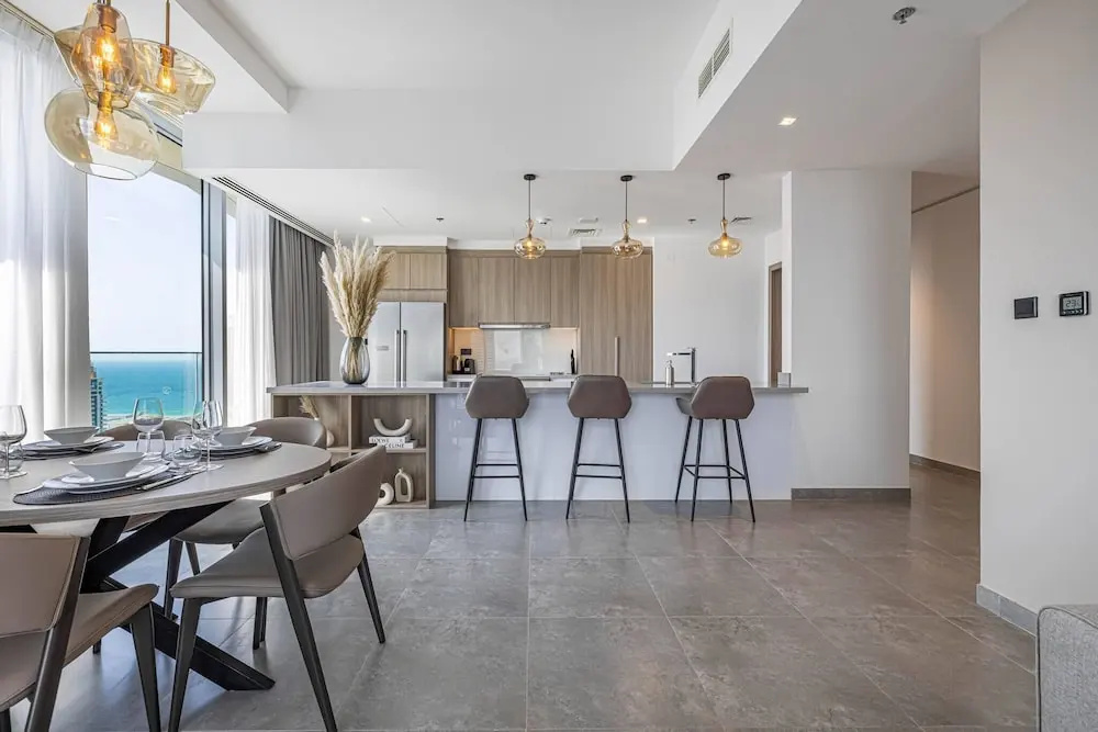Brand New, Stylish 2br and M, Amazing Marina Views