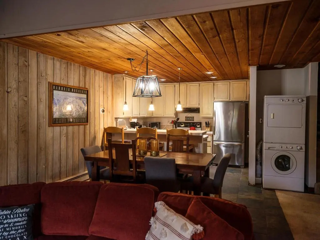 COZY Condo at Canyon Lodge! Sleeps 8, a walk to Canyon Lodge
