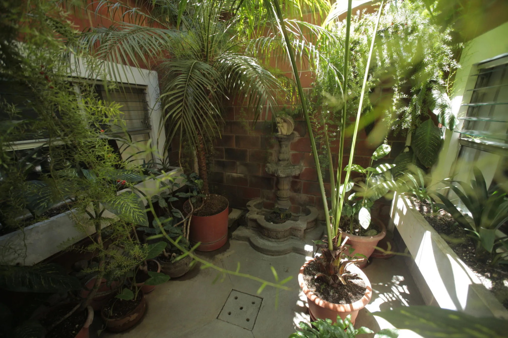 Yellow House Hostel B&B
