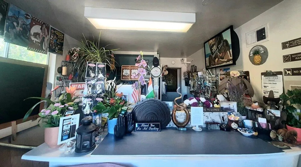 HARRY'S MANCAVE - A Vintage Motel on the Historic 395 route - The New Star Motel Experience