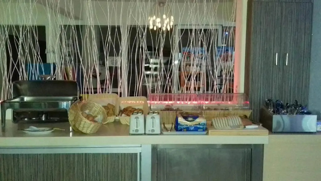 Zoes Hotel & Suites