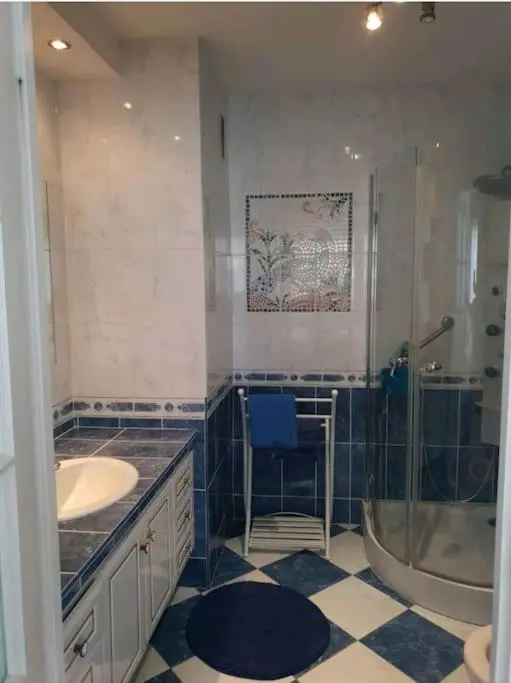 Spacieux F2 climatisé vue mer, piscine et parking