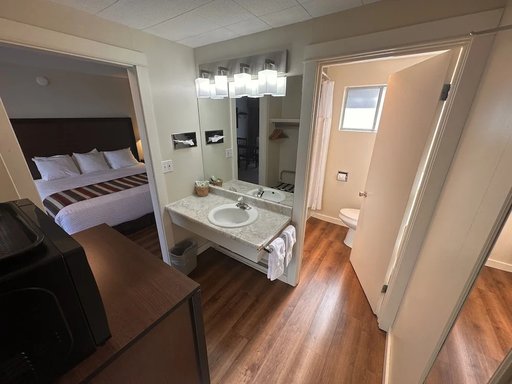 Astoria Crest Hotel