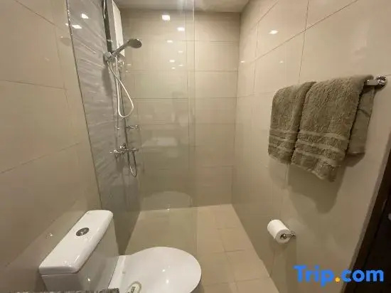 Gentry Manor - Bright Unit with Balcony near Okada & Airport - 6C