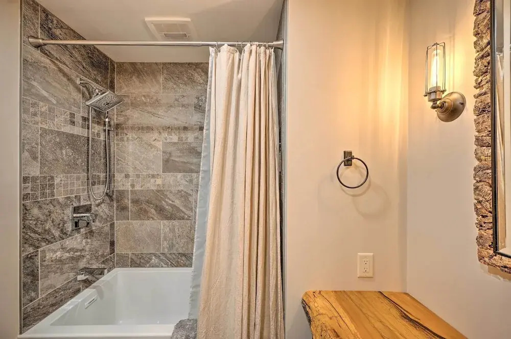 Riverfront Lincoln Condo: 1 Mi to Loon Mountain!