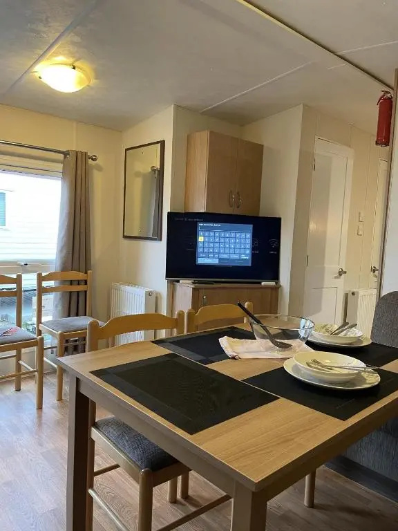 Caravan - Sleeps 10 - Pet Friendly - Parking