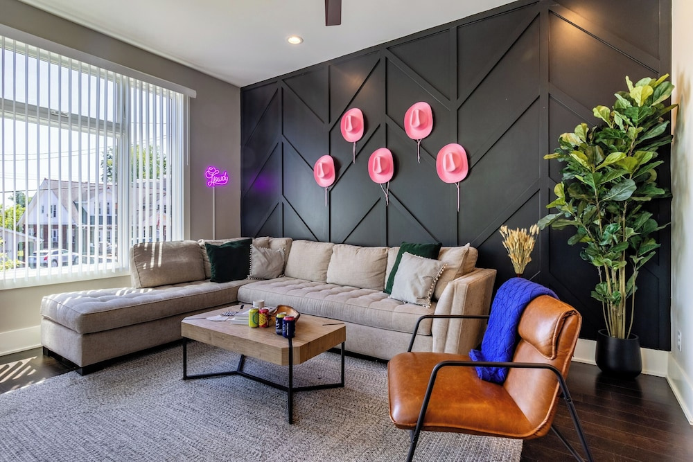 Huge Private Rooftop Deck w/ Firepit + Putt-putt 8 Mins to Broadway Doralee