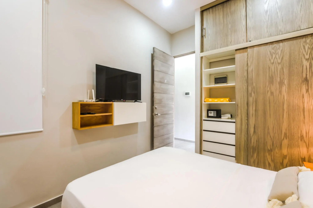 1BR Luxury apartment 5 minutes from the beach!