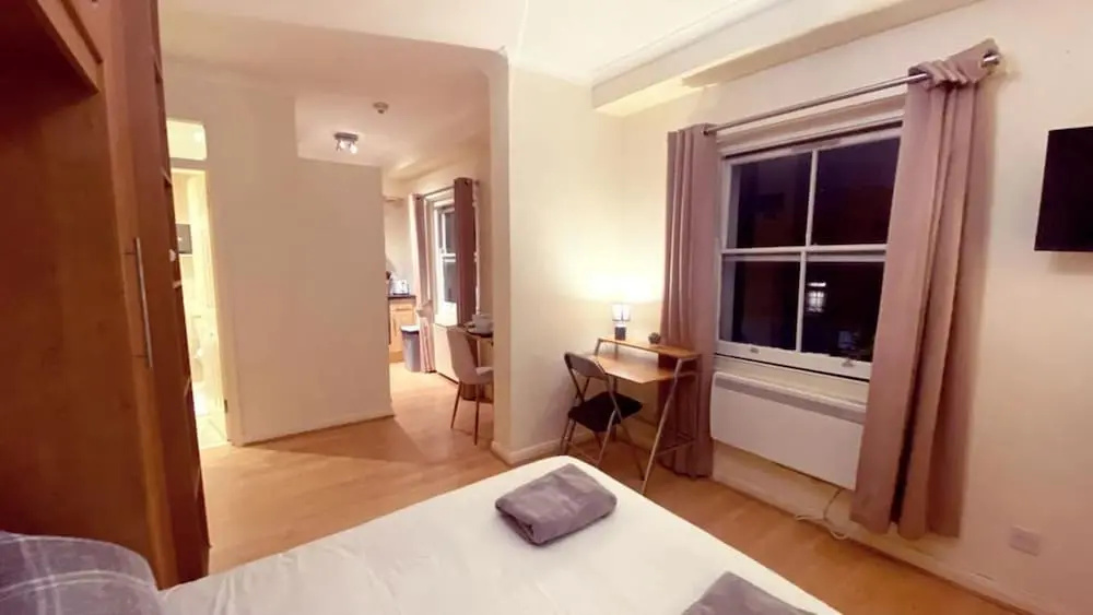 London Chelsea, Big 2 People Studio Apartment