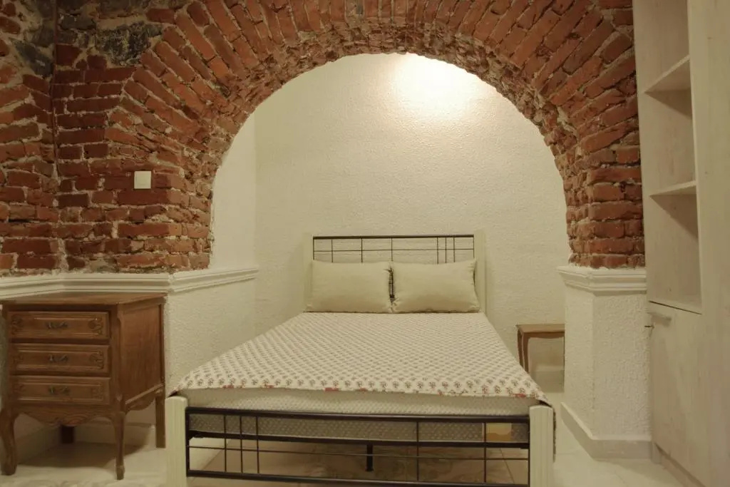 Top Center Detached Apartment Studio