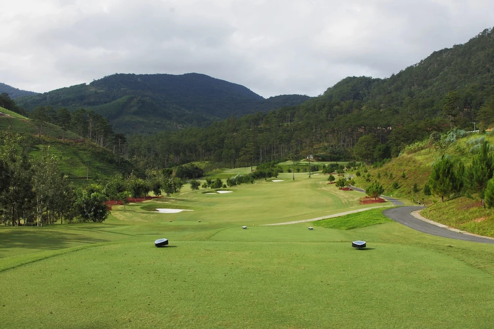 SAM Tuyen Lam Golf & Resorts