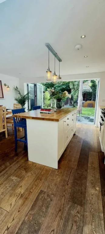 Stylish 3 Bedroom Townhouse in Brockley With Large Garden