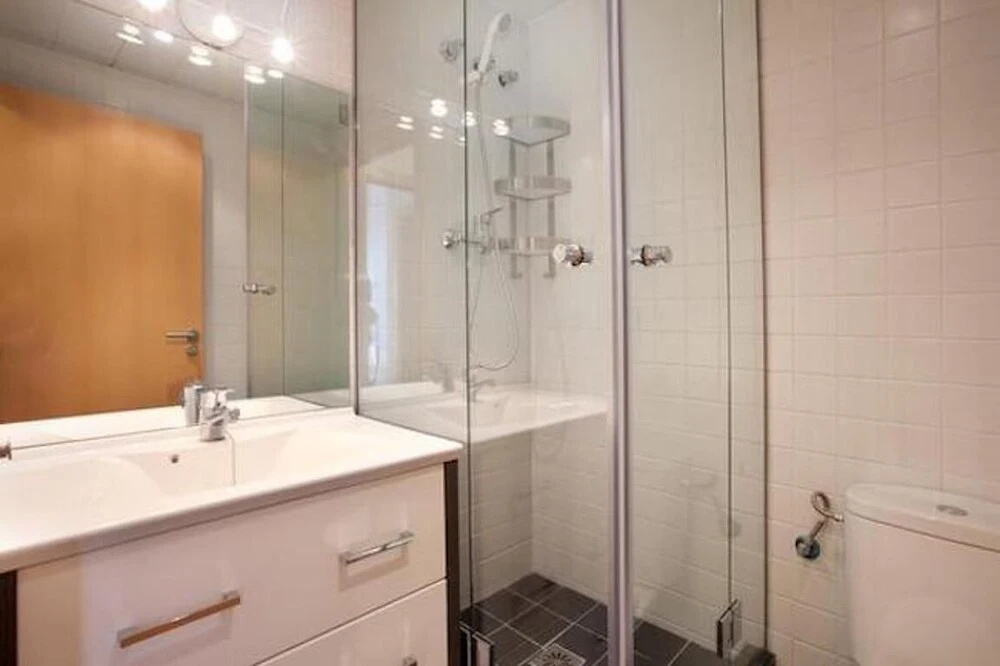 Spacious Apartment for Families Near Park Guell