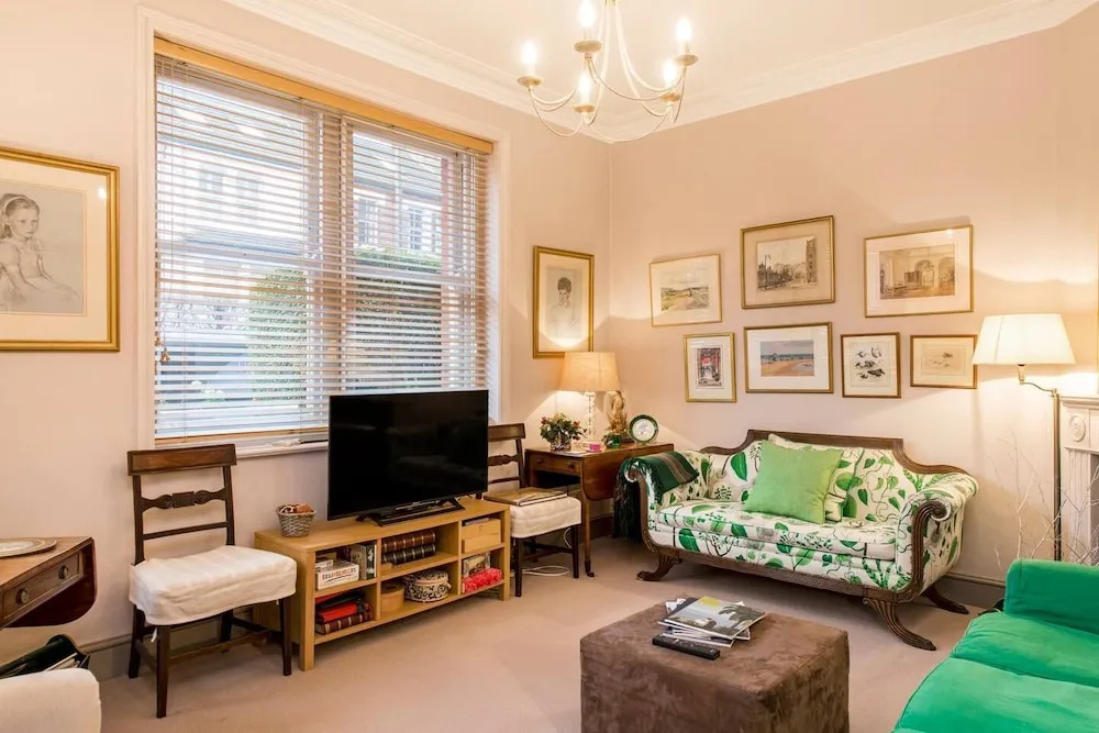 Traditional British 1 Bed Beside Battersea Park