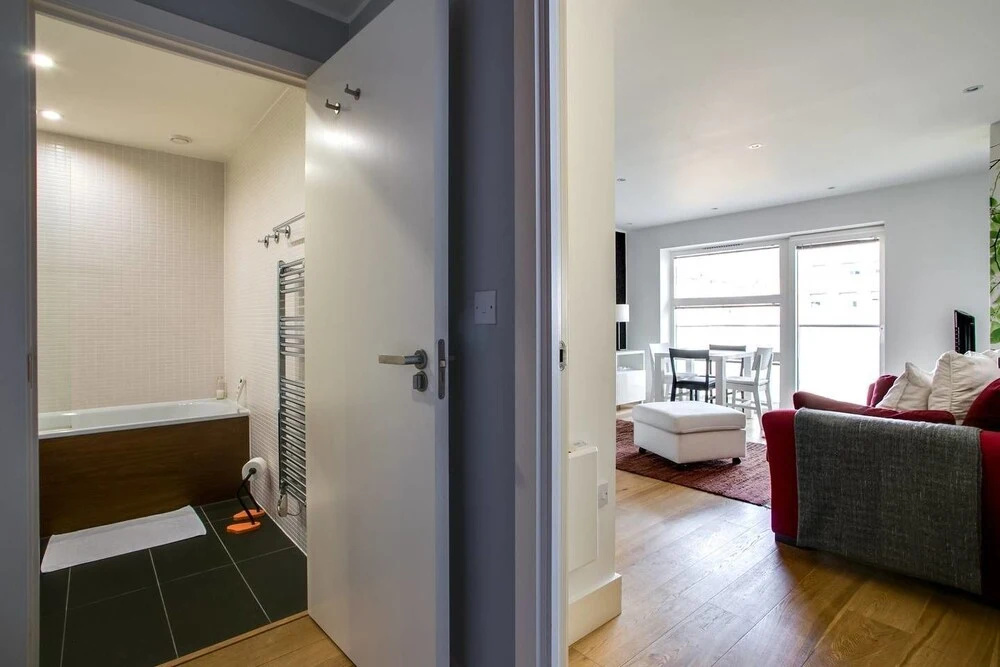 Beautiful Bright 2BR Home W/balcony - 5 Guests!