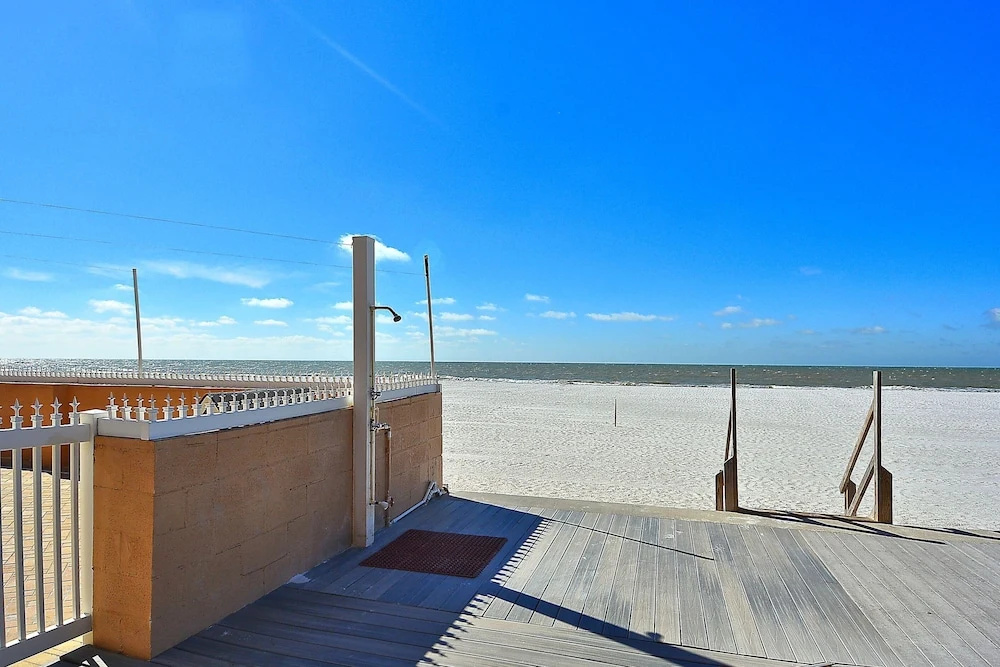 Sunset Chateau 609 Top Floor/ Amazing Views/ Great Location!