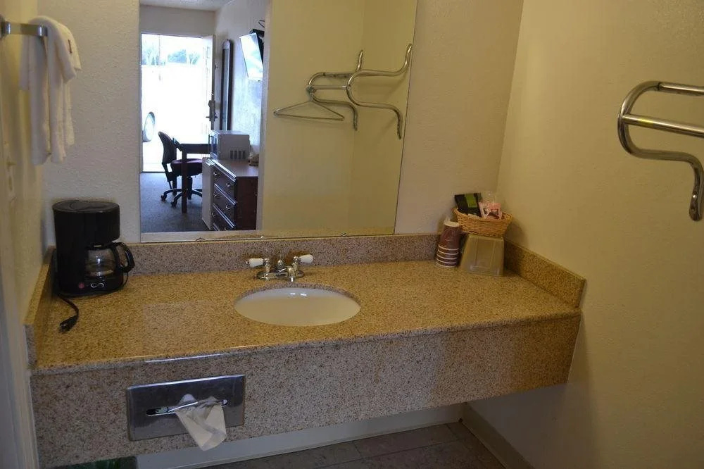 Budget Inn & Suites