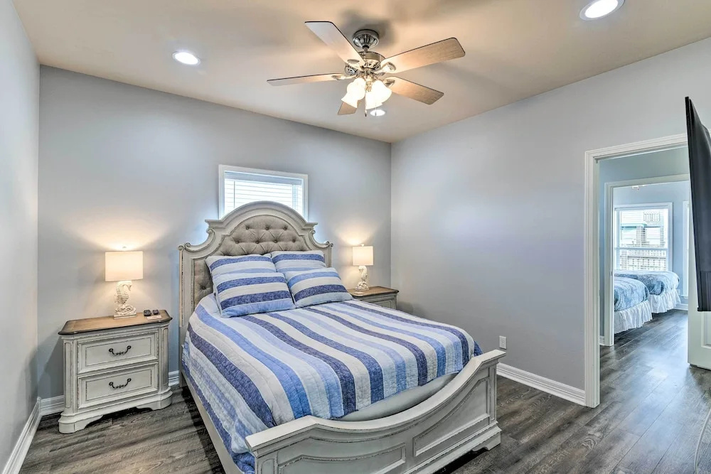 Steps to Shore: Crystal Beach Retreat w/ Deck!