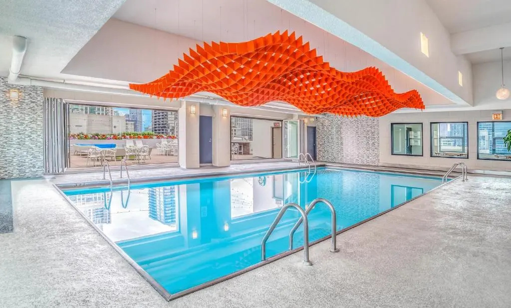 3BR 2BA Captivating Penthouse with Views Pool & Gym