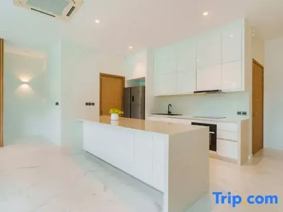 Niva Villa | Modern & Lake View near Phuket town