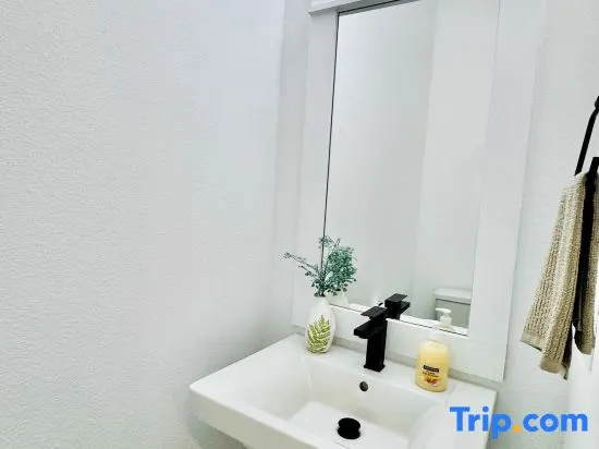 Quiet stylish home close to downtown and airport