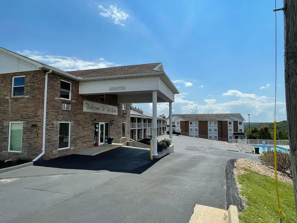 Schmidt\s Creek Hotel