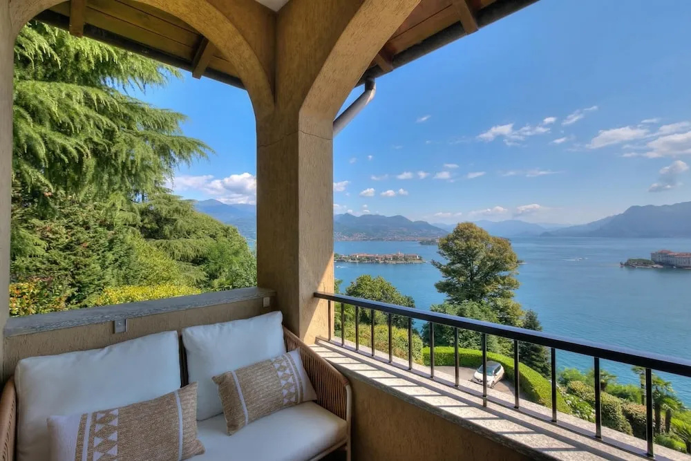 Pandora Lake View Stresa